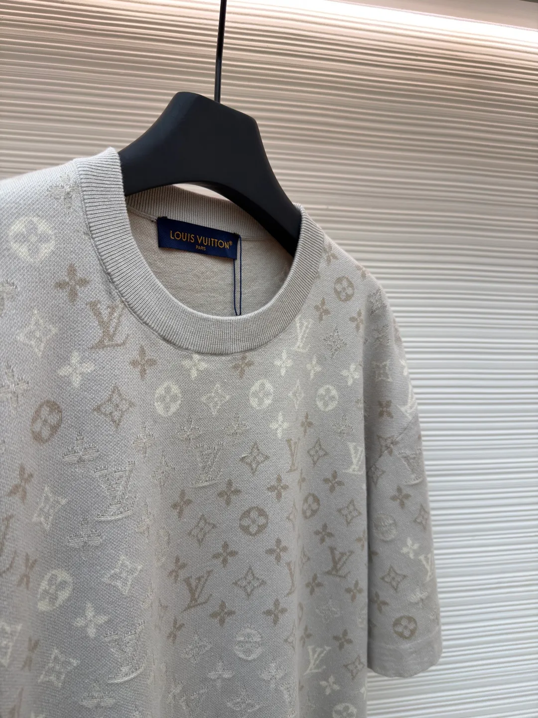 LOUIS VUITTON letter gradient jacquard short sleeves ●Original version: Purchased and developed by 9545 ●Item number: 1681787-A60 ●Fabric: cotton fabric ●Technology: knitted jacquard production ●Color: light apricot ●Version: fitted version ●Weight: about 405 grams ●Size: XS-S-M-L ●Description: Using high-count cotton blended knitting technology, the body uses intarsia jacquard technology to fully present the brand's signature. The texture of apricot, light rice, and light brown yarns is interwoven to achieve a three-dimensional layering and soft gradient texture of the pattern. The neckline is trimmed with ribbing of the same color, taking into account elasticity and shaping effects; the short-sleeved sleeves are seamlessly knitted in one piece to reduce seam friction. The fabric is pre-shrunk to ensure it is not easily deformed after wearing, while retaining the breathability and drape of knitted materials. The overall process combines the brand's classic logo with comfortable knitting, and the stitch pitch error of each jacquard texture is controlled within 0.1mm, which not only highlights the exquisite details, but also adapts to the relaxed needs of daily wear. The overall wiring is straight and delicate, the fabric is comfortable and soft, and the color is consistent without color difference. It can be matched with the same style to create a fashionable look and control various occasions. Customized accessories, complete with three standards, same style for men and women!